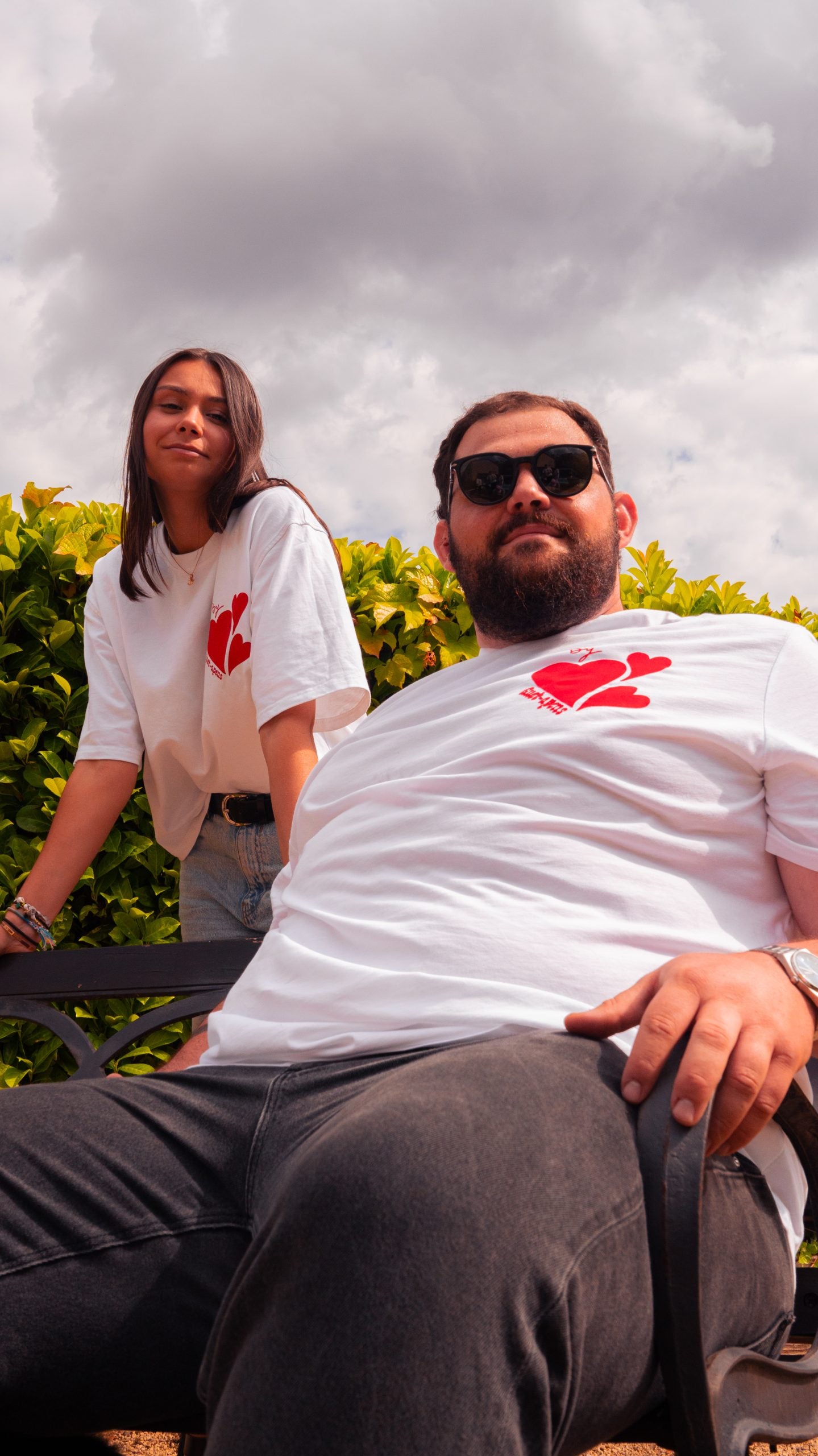 T-shirt oversize blanc avec imprimé coeur rouge.