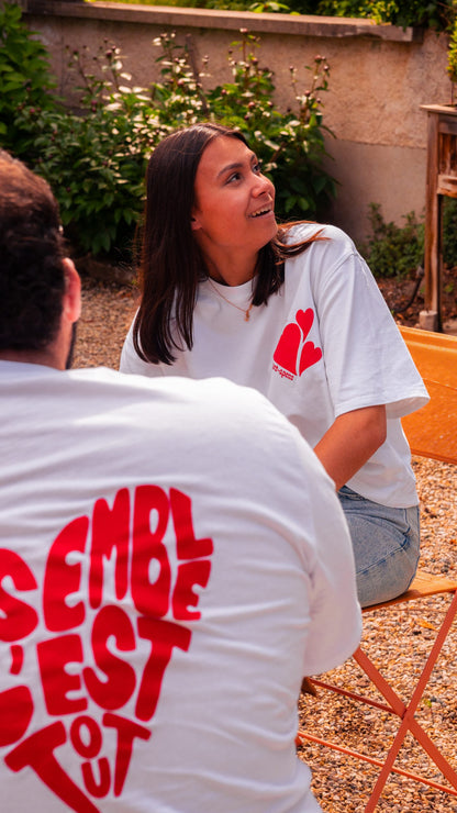 T-shirt oversize blanc avec trois coeurs rouge sur le devant et un grand coeur dans le dos avec l'inscription ensemble c'est tout.