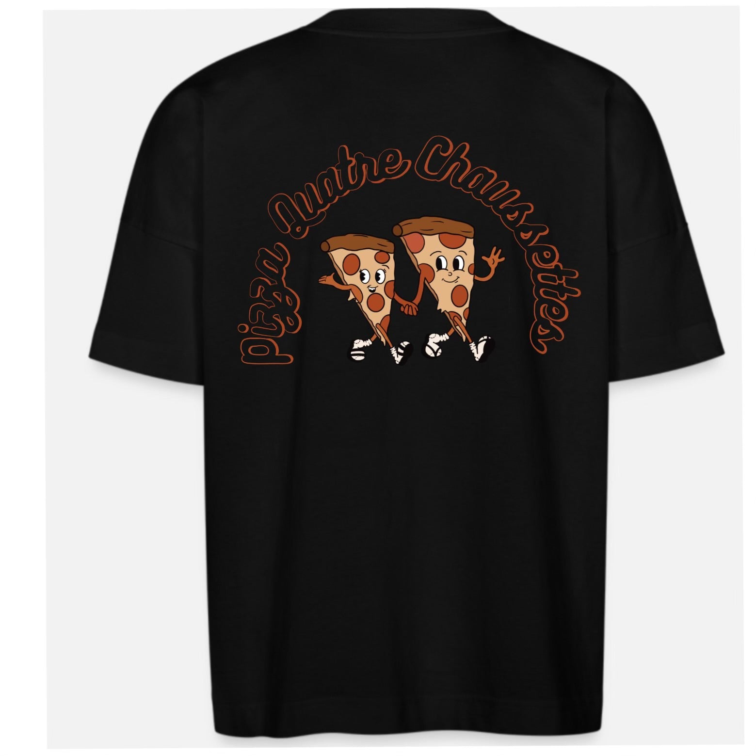 T-shirt oversize noir, deux pizzas cartoons en chaussettes et le nom pizza quatre chaussettes.